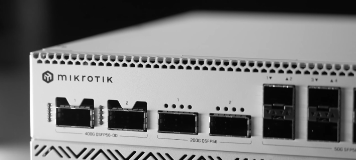 MikroTik CRS812 s 400 Gbps porty